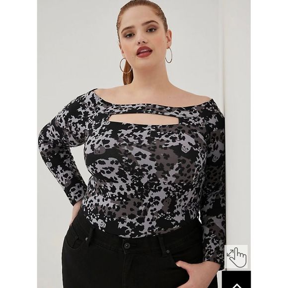 torrid Tops - TORRID LOVESICK COLD SHOULDER KEYHOLE TEE - SUPER SOFT BLACK HIDING SKULLS